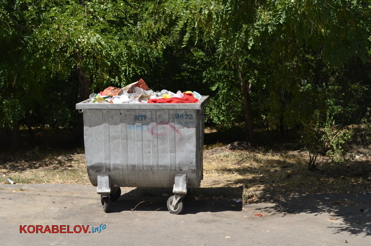 «Ой, це менталітет такий». Відпочиваючі на пляжі в Корабельному повільно перетворюють його на сміттєзвалище (ВІДЕО) | Корабелов.ИНФО image 2