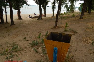 «Ой, це менталітет такий». Відпочиваючі на пляжі в Корабельному повільно перетворюють його на сміттєзвалище (ВІДЕО) | Корабелов.ИНФО image 27