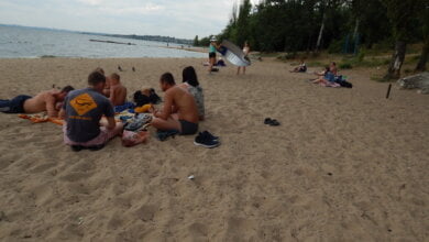 «Ой, це менталітет такий». Відпочиваючі на пляжі в Корабельному повільно перетворюють його на сміттєзвалище (ВІДЕО) | Корабелов.ИНФО image 31