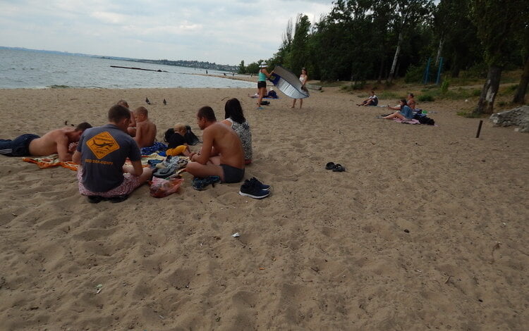 «Ой, це менталітет такий». Відпочиваючі на пляжі в Корабельному повільно перетворюють його на сміттєзвалище (ВІДЕО) | Корабелов.ИНФО image 31