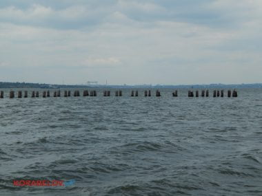 «Ой, це менталітет такий». Відпочиваючі на пляжі в Корабельному повільно перетворюють його на сміттєзвалище (ВІДЕО) | Корабелов.ИНФО image 33