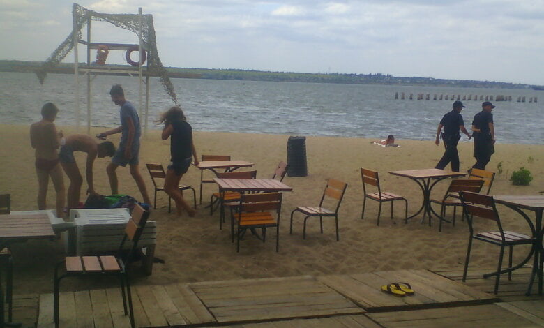 "Нам показалось, что они все поняли". С подростками, утащившими буй на пляже "Чайка", полицейские провели беседу (Видео) | Корабелов.ИНФО image 1