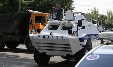 В Армении вооруженные люди захватили здание полиции, требуя отставки власти | Корабелов.ИНФО image 2