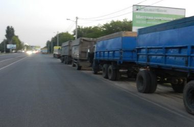 "А им всё ни по чём!" Пр. Богоявленский и объездную дорогу в Корабельном районе опять заполонили грузовики (ВИДЕО) | Корабелов.ИНФО image 8