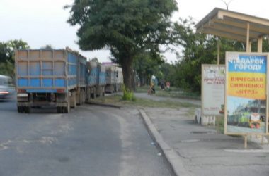 "А им всё ни по чём!" Пр. Богоявленский и объездную дорогу в Корабельном районе опять заполонили грузовики (ВИДЕО) | Корабелов.ИНФО image 6