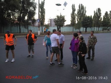 Активисты в течение 3-х часов блокировали проезд грузовиков по Широкобальскому мосту (ВИДЕО) | Корабелов.ИНФО image 2