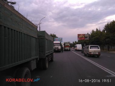 Активисты в течение 3-х часов блокировали проезд грузовиков по Широкобальскому мосту (ВИДЕО) | Корабелов.ИНФО image 5