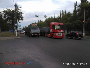 Активисты в течение 3-х часов блокировали проезд грузовиков по Широкобальскому мосту (ВИДЕО) | Корабелов.ИНФО image 6