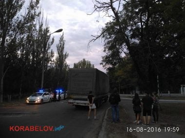 Активисты в течение 3-х часов блокировали проезд грузовиков по Широкобальскому мосту (ВИДЕО) | Корабелов.ИНФО image 7