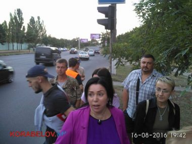 Активисты в течение 3-х часов блокировали проезд грузовиков по Широкобальскому мосту (ВИДЕО) | Корабелов.ИНФО image 8