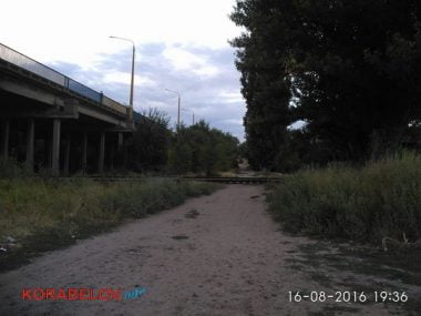 Активисты в течение 3-х часов блокировали проезд грузовиков по Широкобальскому мосту (ВИДЕО) | Корабелов.ИНФО image 9