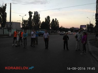 Активисты в течение 3-х часов блокировали проезд грузовиков по Широкобальскому мосту (ВИДЕО) | Корабелов.ИНФО image 10