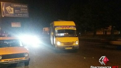 На пр. Богоявленском пешеход, едва не попав под колеса «маршрутки», проткнул ножом ее колесо | Корабелов.ИНФО