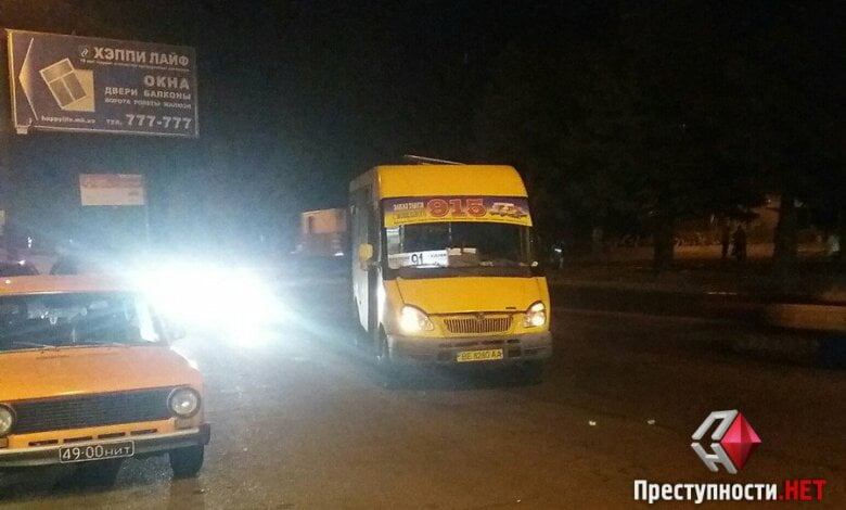 На пр. Богоявленском пешеход, едва не попав под колеса «маршрутки», проткнул ножом ее колесо | Корабелов.ИНФО