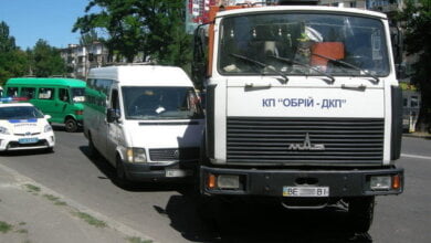 Мусоровоз КП "Обрий" специально "подрезал" маршрутку, полную пассажиров, и та врезалась в "МАЗ" | Корабелов.ИНФО image 1