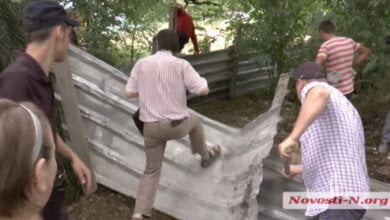 Строительный конфликт в Николаеве: жители ломают забор (ВИДЕО) | Корабелов.ИНФО image 2