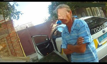 На вул. Литовченка двоє чоловіків, одного з яких 2 роки розшукують правохоронці, "пожартували", що вкоротять жінці віку | Корабелов.ИНФО