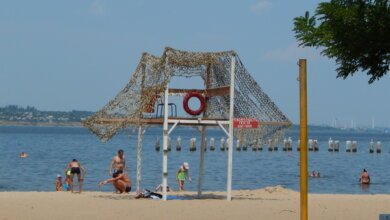 "Страшно, конечно, но делать-то нечего"... Несмотря на запрет из-за кишечной палочки, жители Корабельного купаются в реке. ВИДЕО | Корабелов.ИНФО image 4