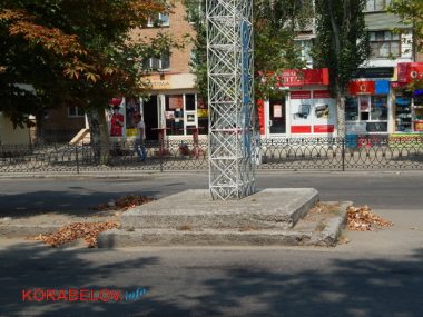 Коммунальщикам в Корабельном районе советуют не ждать осени и уже убирать опавшую листву, но те не торопятся (Видео) | Корабелов.ИНФО image 19