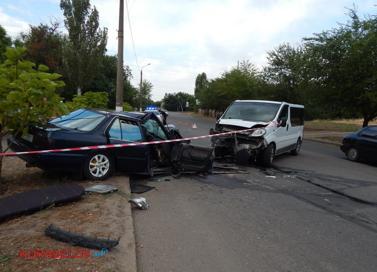 Вылетев на "встречку", Хонда протаранила микроавтобус. Этому предшествовал пьяный дебош в баре в Корабельном районе (ВИДЕО) | Корабелов.ИНФО image 1