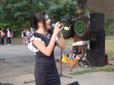 Мешканці Кульбакіно із задоволенням приймали виступаючих артистів, а також самі могли брати участь у святковій програмі | Корабелов.ИНФО image 13