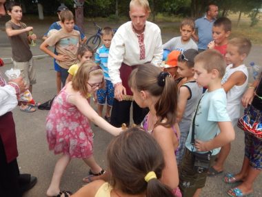 Мешканці Кульбакіно із задоволенням приймали виступаючих артистів, а також самі могли брати участь у святковій програмі | Корабелов.ИНФО image 17