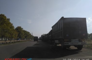 "А им всё ни по чём!" Пр. Богоявленский и объездную дорогу в Корабельном районе опять заполонили грузовики (ВИДЕО) | Корабелов.ИНФО image 4