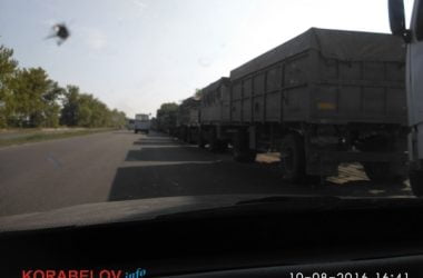 "А им всё ни по чём!" Пр. Богоявленский и объездную дорогу в Корабельном районе опять заполонили грузовики (ВИДЕО) | Корабелов.ИНФО image 3