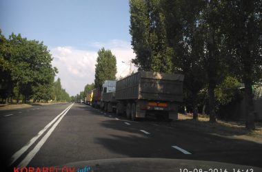 "А им всё ни по чём!" Пр. Богоявленский и объездную дорогу в Корабельном районе опять заполонили грузовики (ВИДЕО) | Корабелов.ИНФО image 1