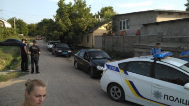 Борьба за наследство: целый день полицейские в Корабельном районе охраняли порядок у частного дома | Корабелов.ИНФО image 5