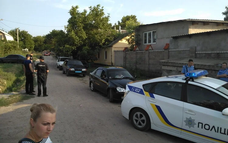 Борьба за наследство:  целый день полицейские в Корабельном районе охраняли порядок у частного дома | Корабелов.ИНФО image 5