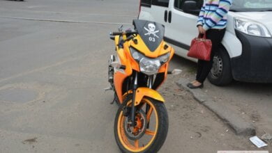 На пересечении пр.Богоявленского и ул. Космонавтов  «Пежо» сбил мотоциклиста | Корабелов.ИНФО image 1