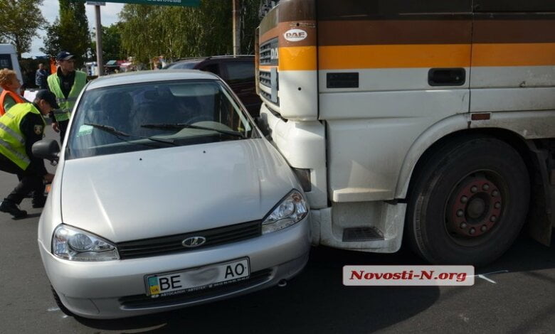 Видео ДТП на проспекте Богоявленском, в котором столкнулись автоцистерна и «Лада Калина» | Корабелов.ИНФО