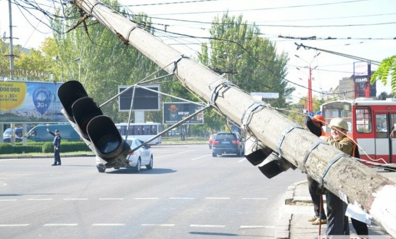 Центр Николаева застыл в пробке - рухнул столб с электропроводами | Корабелов.ИНФО