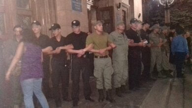 Толпа подростков прорывалась в горсовет за рэпером – нескольких фанов задержала полиция (видео) | Корабелов.ИНФО