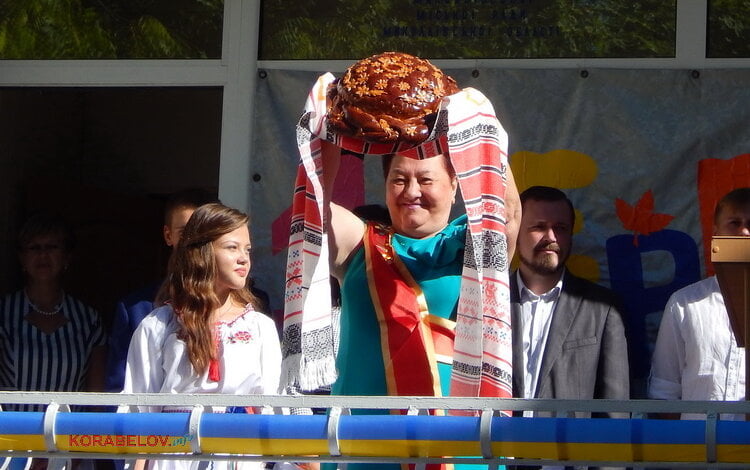 "За 20 років у нас були і перемоги, і помилки, але нам є чим пишатися". Ювілейне свято Знань в гімназії №3 (ВІДЕО) | Корабелов.ИНФО image 10