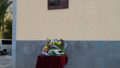 На грязной стене дома в Корабельном районе открыли мемориальную доску первому директору НГЗ (ВИДЕО) | Корабелов.ИНФО image 3