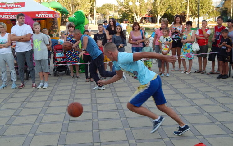 "Они заражают нас всех оптимизмом". Молодежный Совет Николаева провел "Веселые старты" в Корабельном (ВИДЕО) | Корабелов.ИНФО image 22