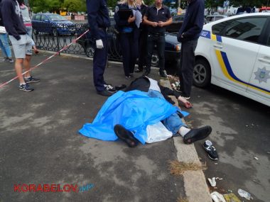 Мужчина умер посреди улицы в Корабельном районе, его невменяемую спутницу госпитализировали (ВИДЕО) | Корабелов.ИНФО image 5