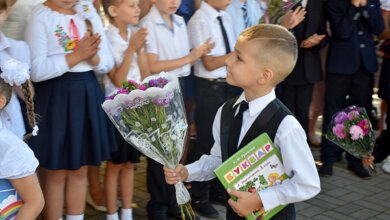 В Николаеве прозвенел первый звонок. Сотрудники «Ника-Теры» с подарками посетили линейки в 8 учебных учреждениях | Корабелов.ИНФО image 7