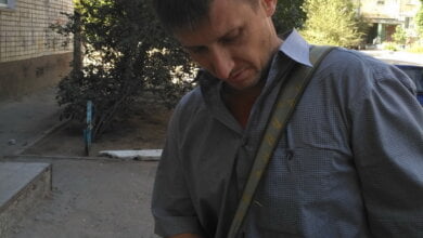 Лжец-нарушитель: мужчина, загаживающий Корабельный район незаконной рекламой, "пошел в отказ", когда приехала полиция | Корабелов.ИНФО image 1