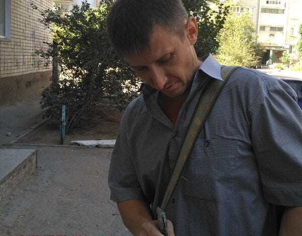 Лжец-нарушитель: мужчина, загаживающий Корабельный район незаконной рекламой, "пошел в отказ", когда приехала полиция | Корабелов.ИНФО image 1