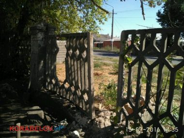 Скандал с церковниками продолжается. Священник распорядился сломать забор на территории ДК "Корабельный" (ВИДЕО) | Корабелов.ИНФО image 1