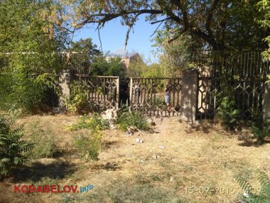 Скандал с церковниками продолжается. Священник распорядился сломать забор на территории ДК "Корабельный" (ВИДЕО) | Корабелов.ИНФО image 5