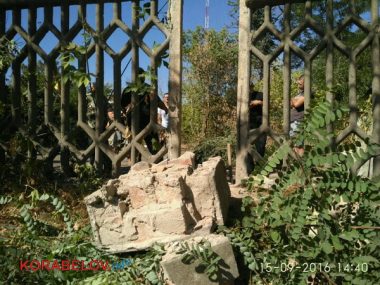 Скандал с церковниками продолжается. Священник распорядился сломать забор на территории ДК "Корабельный" (ВИДЕО) | Корабелов.ИНФО image 7