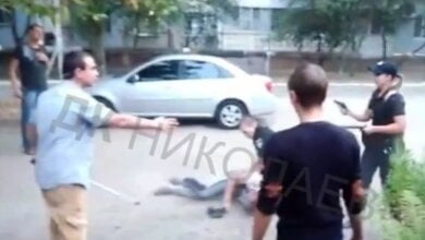 Маты, крики, пистолет... ВИДЕО задержания патрульными полицейскими дебоширов в Корабельном районе | Корабелов.ИНФО