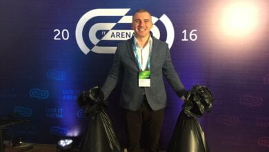 "Приколы" нашего мэра: Сенкевич явился во Львов с двумя пакетами николаевского мусора | Корабелов.ИНФО