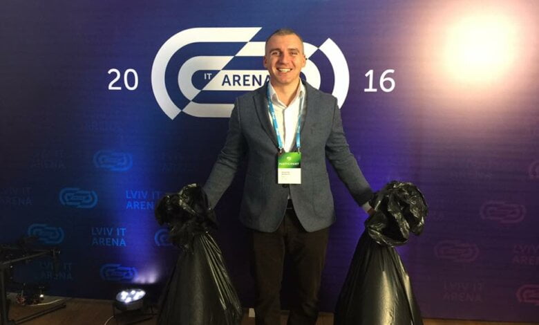 "Приколы" нашего мэра: Сенкевич явился во Львов с двумя пакетами николаевского мусора | Корабелов.ИНФО