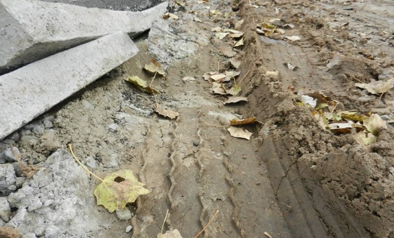 "А хули мы хотели". В Корабельном районе грузовик разворотил новый тротуар | Корабелов.ИНФО image 2