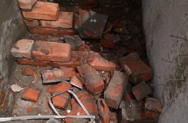 Вооруженный пистолетом работник школы - против строителя-хулигана. Ремонт туалета закончился разрушенной стеной и дракой | Корабелов.ИНФО image 3